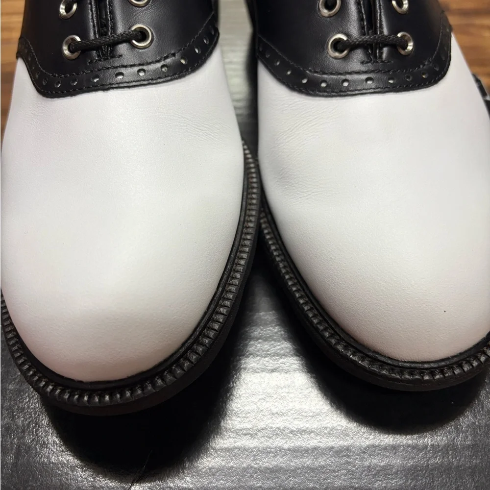 FootJoy ICON golf shoe, black and white,  men’s size 7, new in box